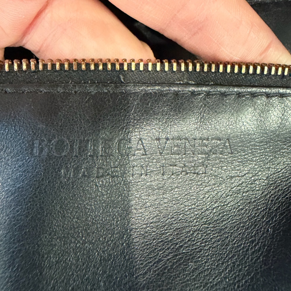 BOTTEGA CASSETTE Spazzolato Intrecciato Crossbody Bag Black patent woven - Picture 12 of 17